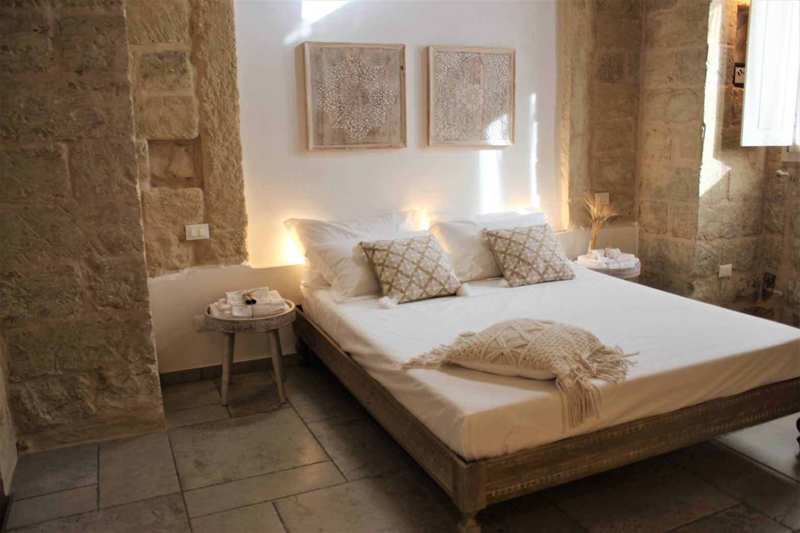Suite La Cisterna: letto matrimoniale sotto la volta a stella in pietra leccese