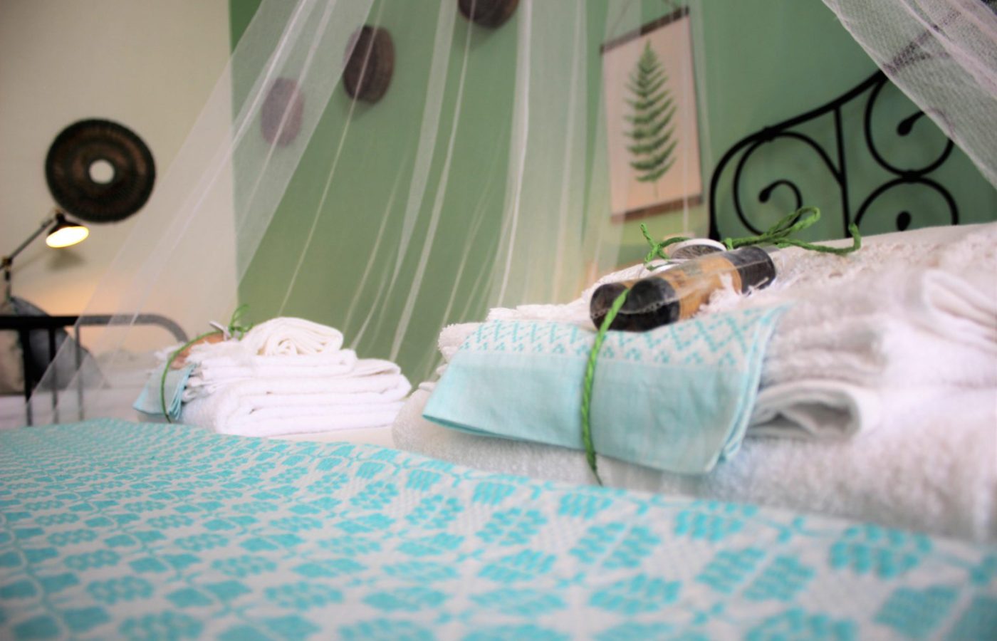 Camera Macchia mediterranea con letto a baldacchino