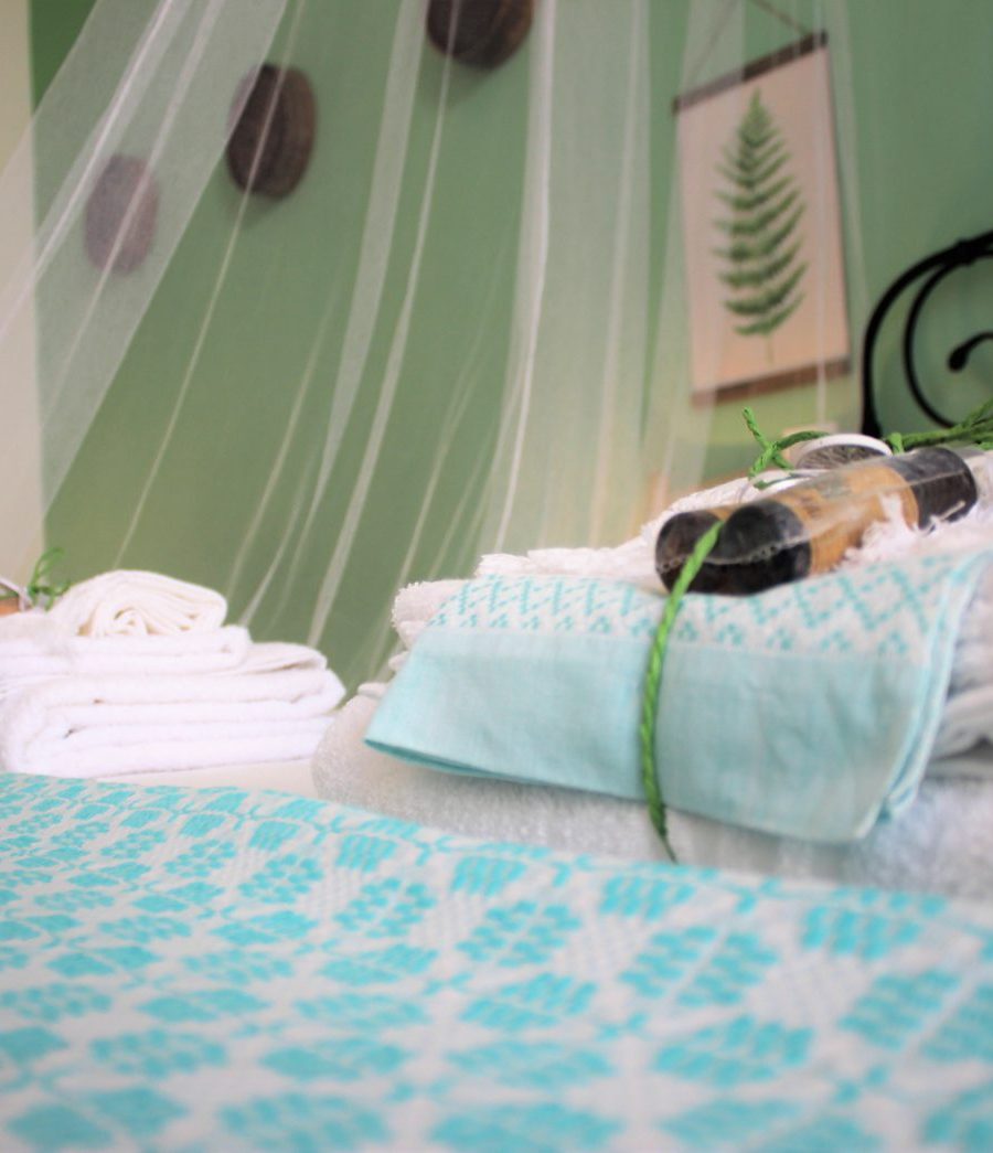 Camera Macchia mediterranea con letto a baldacchino